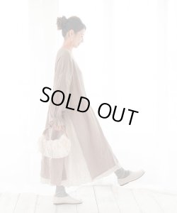 このワンピースと同じ色・素材です