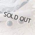 【malle la brocante】オニキスとヴィンテージパールのラウンドピアス/痛みにくいイヤリング