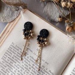 画像1: 【malle la brocante】ヴィンテージシャネルボタンとオニキスのチェーンピアス/痛みにくいイヤリング