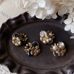 画像1: 【malle la brocante】天然石と真鍮フラワーのブーケピアス/痛みにくいイヤリング