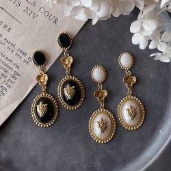 画像1: 【malle la brocante】ヴィンテージカボションと真鍮ビオラと苺の3連ピアス/痛みにくいイヤリング