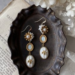 画像1: 【malle la brocante】ヴィンテージカボションとフルール・ド・リスの3連ピアス/痛みにくいイヤリング