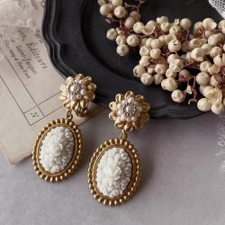 画像1: 【malle la brocante】ヴィンテージフラワーカボションと真鍮フラワーのピアス/痛みにくいイヤリング
