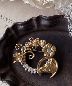 画像2: 【malle la brocante】真鍮メタルフラワーとホースシューのサークルブローチ