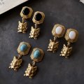 【malle la brocante】ヴィンテージカボションと真鍮ネコのピアス/痛みにくいイヤリング