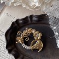 【malle la brocante】真鍮メタルフラワーとホースシューのサークルブローチ