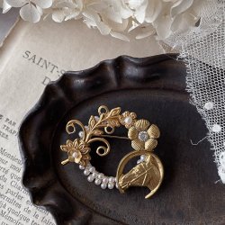 画像1: 【malle la brocante】真鍮メタルフラワーとホースシューのサークルブローチ