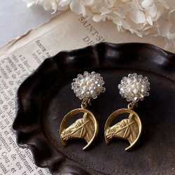 画像1: 【malle la brocante】ホースシューとアンティークビーズフラワーのピアス/痛みにくいイヤリング
