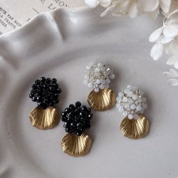 画像1: 【malle la brocante】天然石とアンティークビーズ×フラワーペタルのピアス/痛みにくいイヤリング