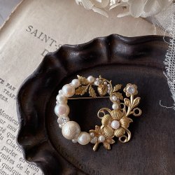 画像1: 【malle la brocante】真鍮メタルフラワーと淡水パールのサークルブローチ