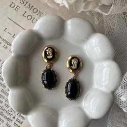 画像1: 【malle la brocante】ヴィンテージカメオのカボションとオニキスのピアス/痛みにくいイヤリング
