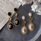 画像: 【malle la brocante】ヴィンテージカボションと真鍮ビオラと苺の3連ピアス/痛みにくいイヤリング