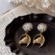 画像: 【malle la brocante】ホースシューとアンティークビーズフラワーのピアス/痛みにくいイヤリング
